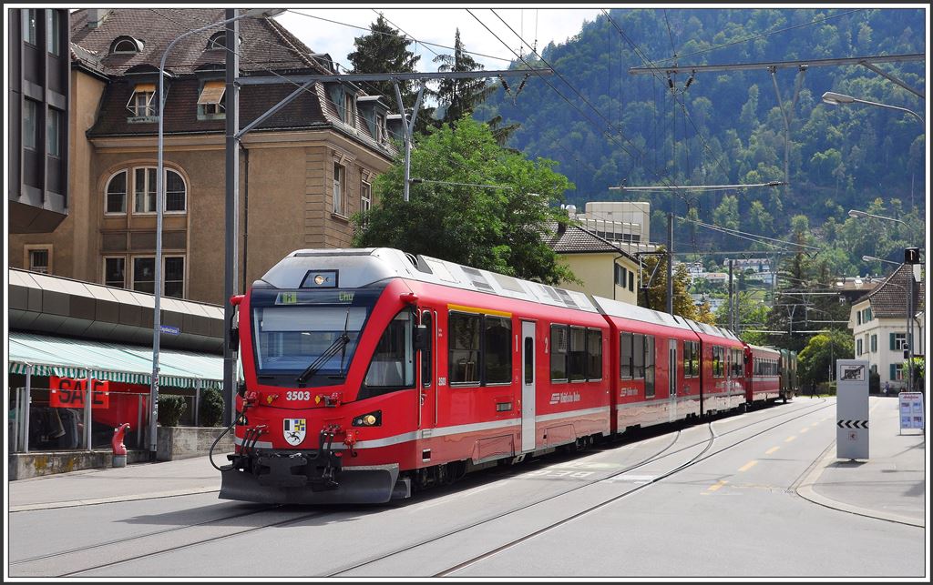 R1440 mit ABe 8/123503 aus Arosa fährt über die Engadinstrasse in den Bahnhof Chur ein. (02.09.2015)