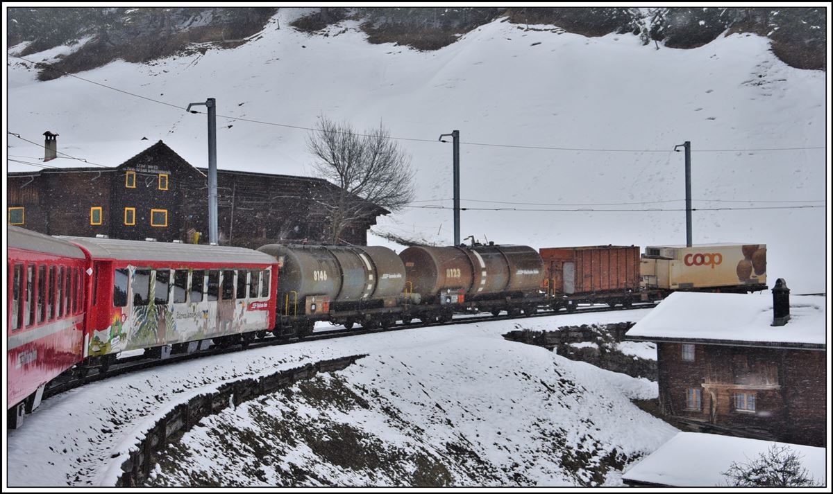 R1440 mit Güterlast fährt bei Langwies talwärts Richtung Chur. (05.03.2020)