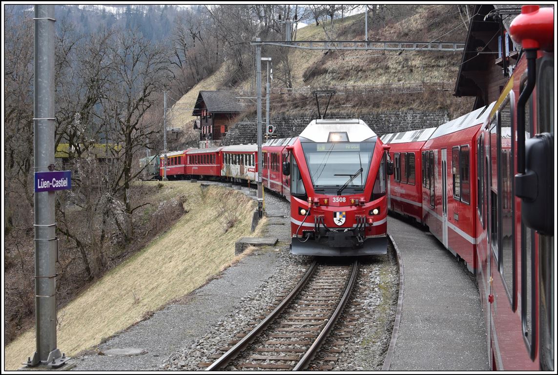 R1441 mit ABe 8/12 3508 nach Arosa kreuzt in Lüen-Castiel den R1440 von Arosa. (05.03.2020)