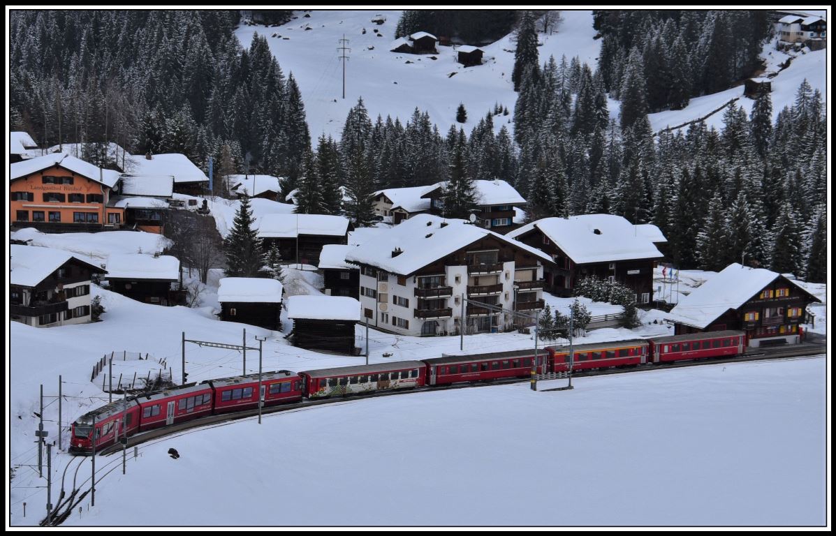 R1441 mit ABe 8/12 3514 wartet in Litzirüti auf den Gegenzug. (18.03.2019)