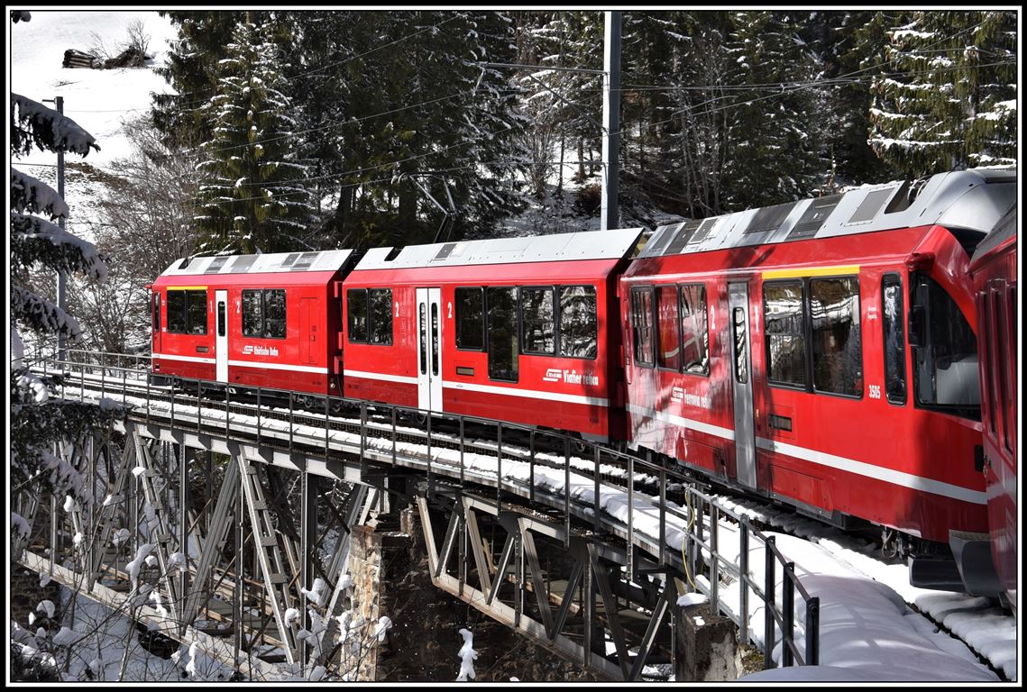 R1444 mit ABe 8/12 3505 zwischen Langwies und Peist. (18.03.2019)