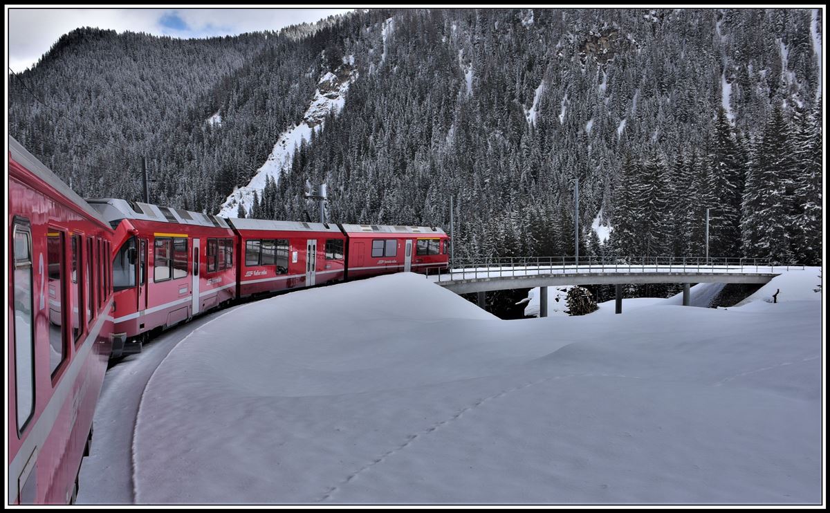 R1444 mit ABe 8/12 3505 oberhalb Litzirüti. (18.03.2019)