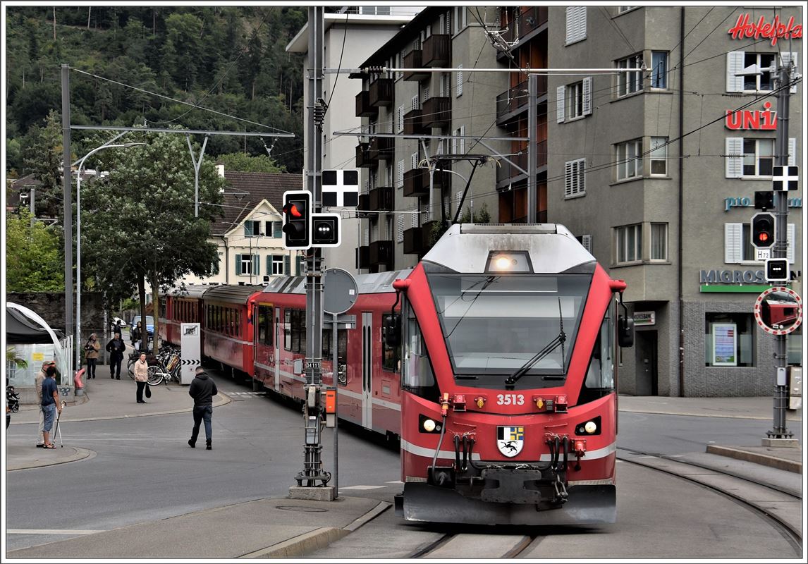 R1444 mit ABe 8/12 3513 auf der Engadinstrasse bei der Einfahrt auf Gleis 1 in Chur. (10.08.2017)