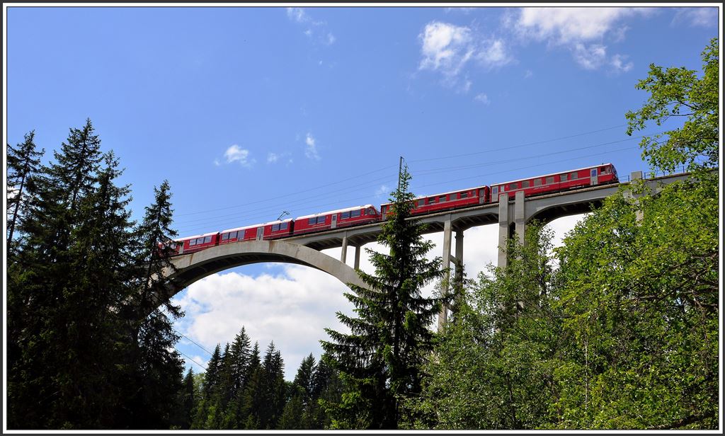 R1448 mit ABe8/12 3508 auf dem Langwieser Viadukt. (11.06.2015)