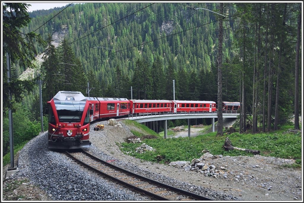 R1448 mit Allegra 3506 auf der unteren Brücke oberhalb von Litzirüti. (11.06.2015)