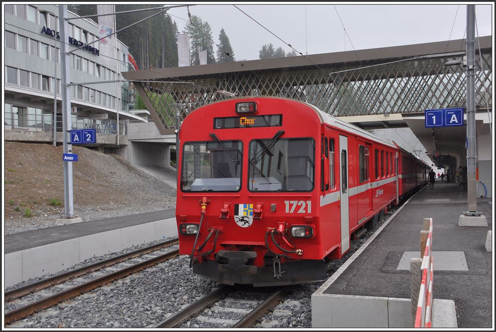 R1448 mit Bt1721 unterhalb der neuen Überführung zur Luftseilbahn aufs Weisshorn in Arosa. (09.06.2015)