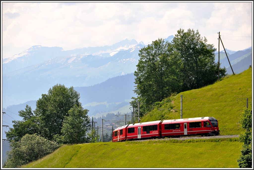 R1449 mit ABe 8/12 vor Langwies.(11.06.2015)