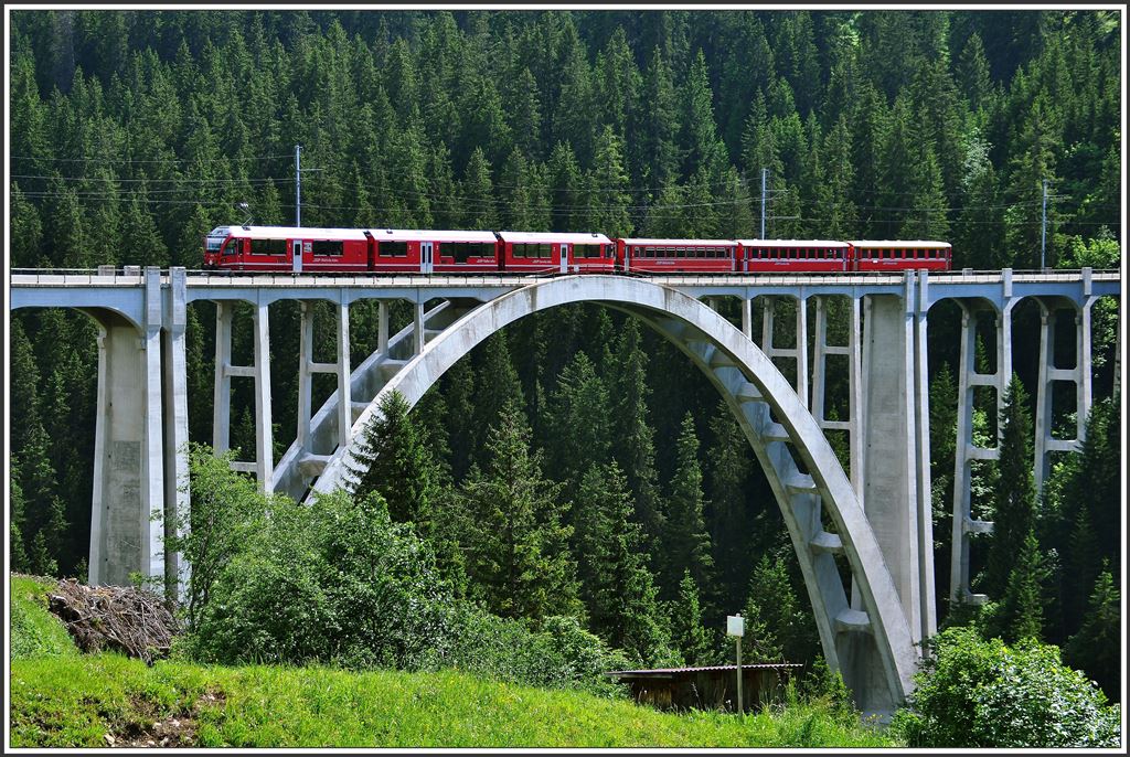 R1452 mit ABe 8/12 3515 überquert das 62m hohe und 284m lange Langwieser Viadukt. Fertiggetellt im Dezember 1914 war es die damals grösste Spannbetonbrücke der Welt und ist bis heute die grösste RhB Brücke. (11.06.2015)
