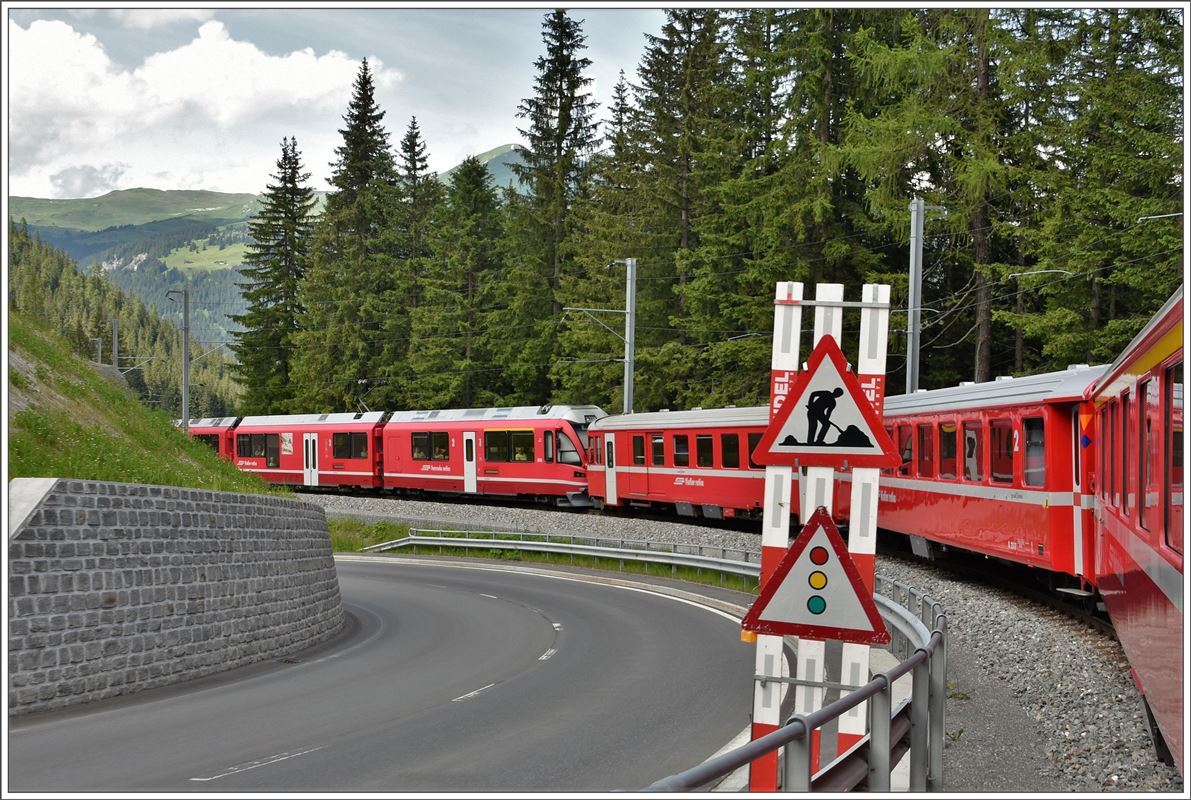 R1452 oberhalb Litzirüti. Nur hier verläuft die Strasse ein kurzes Stück parallel zur Bahnlinie. (06.07.2016)