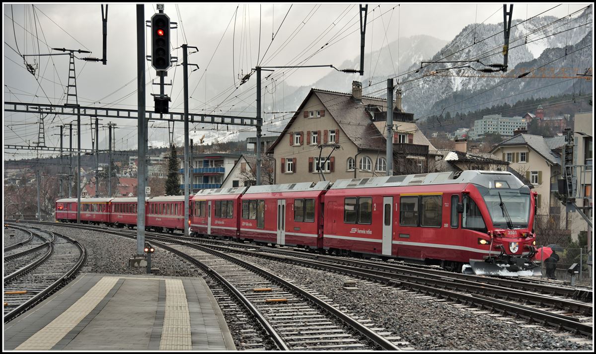 R1453 mit ABe 8/12 3501 macht sich in Chur bereit zur Fahrt nach Arosa. (10.12.2018)