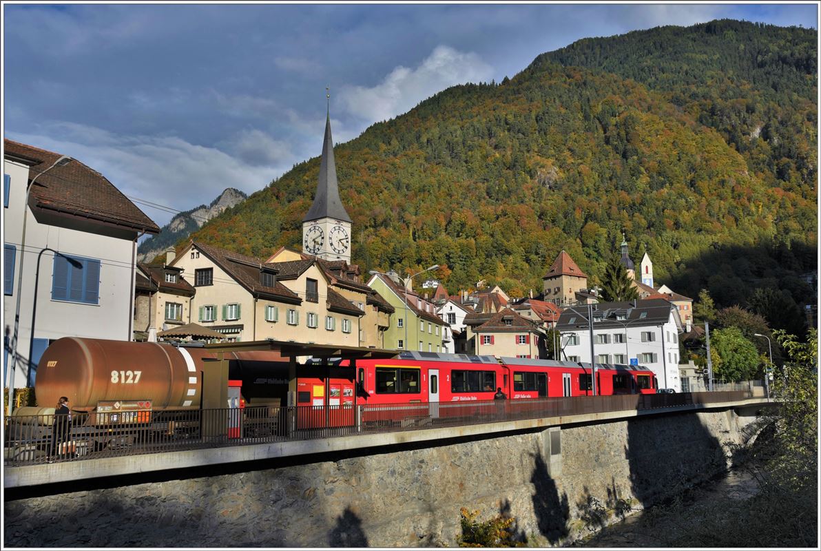 R1453 mit ABe 8/12 3508 und Heizoel für Arosa im Za 8127 bei der Haltestelle Chur Stadt. (19.10.2016)