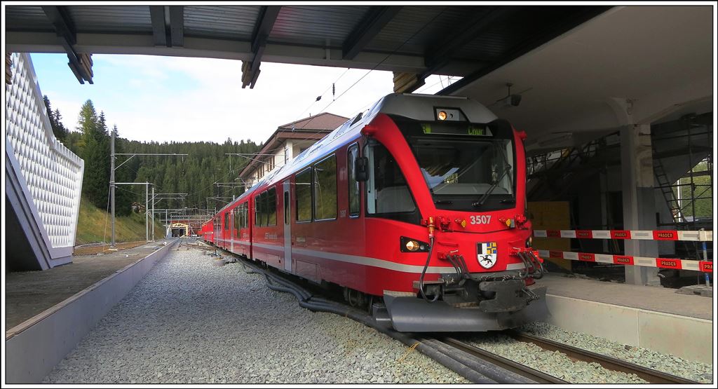 R1456 nach Chur steht abfahrbereit im Bahnhof Arosa. (26.09.2014)