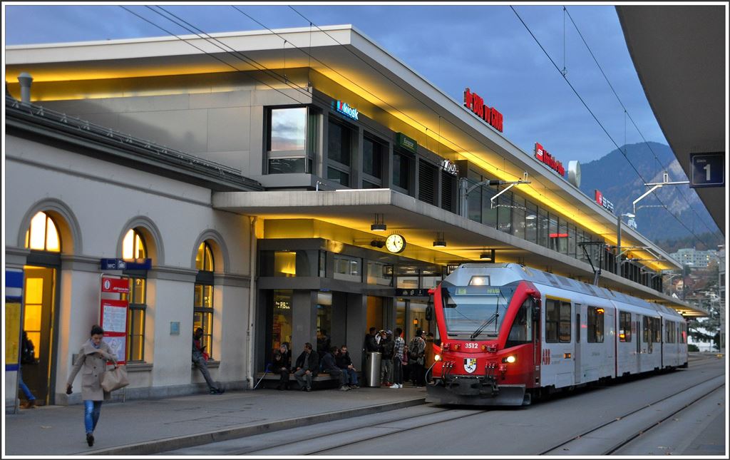 R1457 mit ABe 8/12 3512 nach Arosa kurz vor Abfahrt in Chur. (04.11.2015)