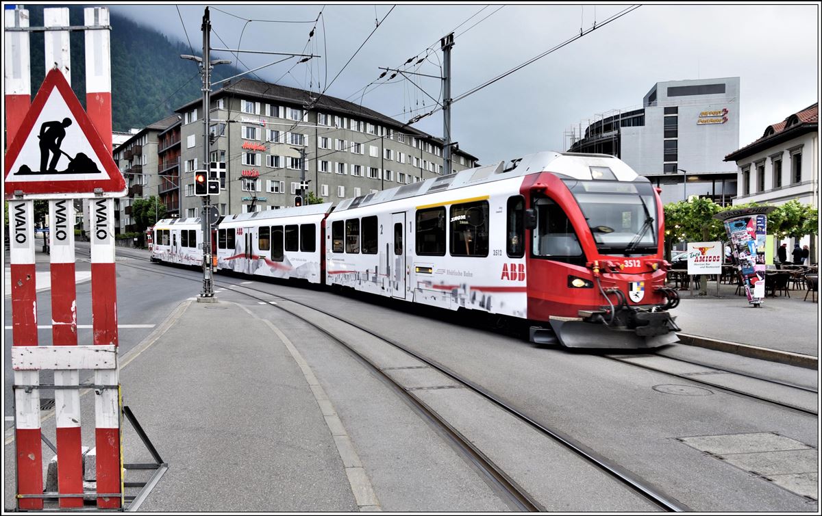 R1464 mit ABe 8/12 3512 aus Arosa trifft in Chur ein. (14.05.2020)