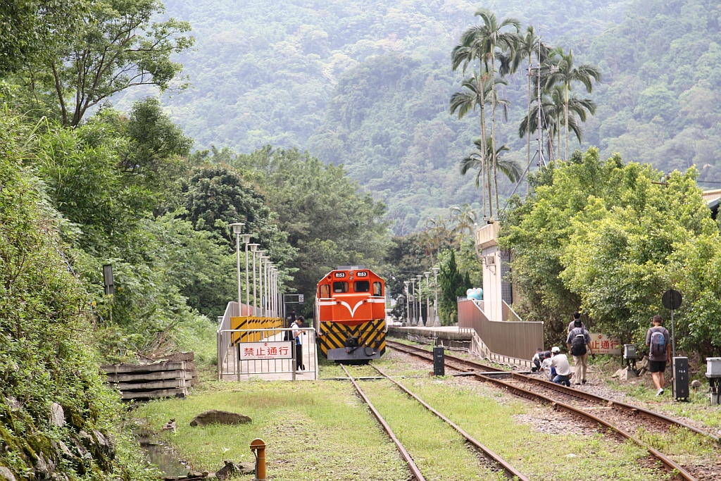 R153 (Co'Co'-de, GM-EMD, Type G22CU, Bauj. 1973, Fabr.Nr. 712757) am 10.Juni 2017  in der Neiwan Station.