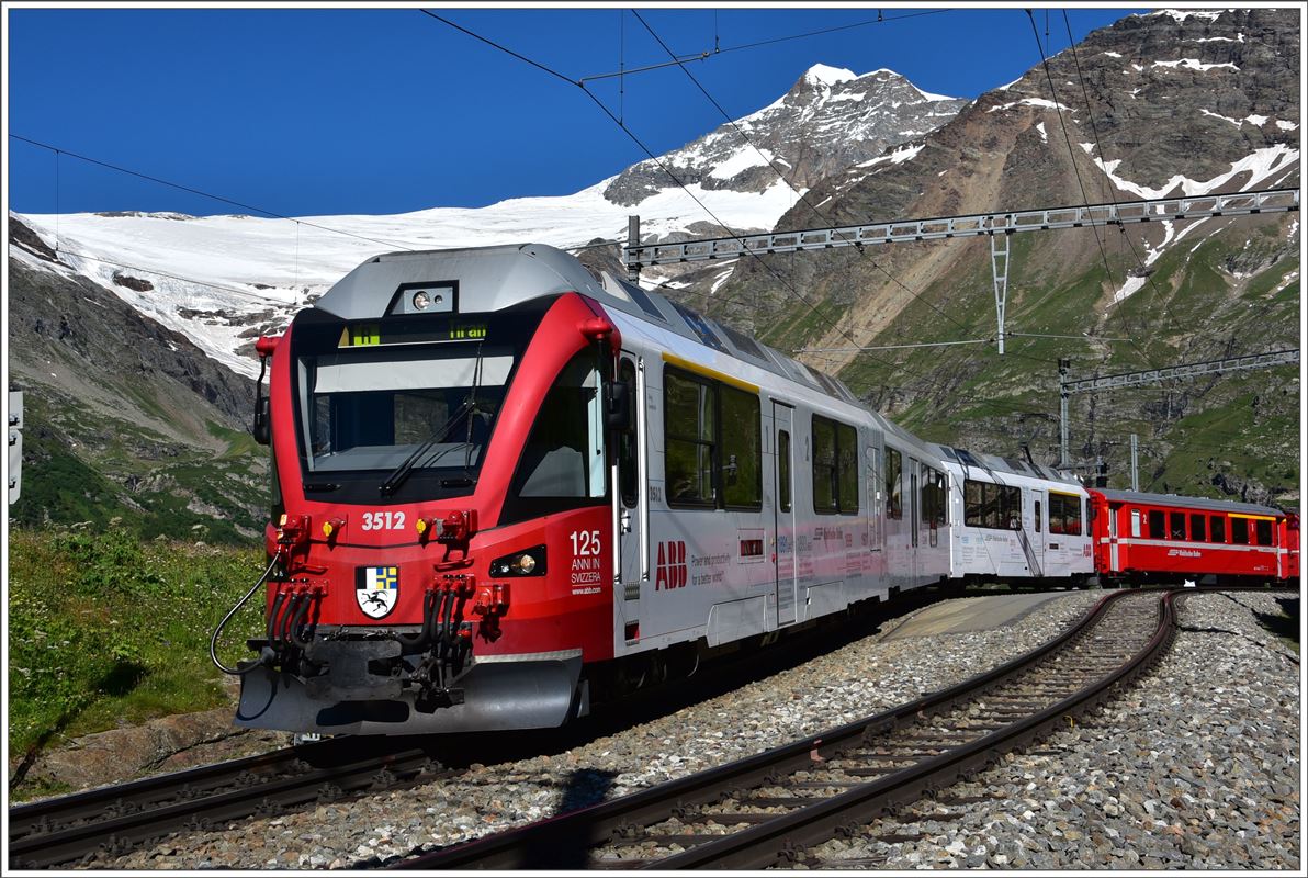 R1613 mit ABe 8/12 3512 nach Tirano in Alp Grüm mit Piz Palü und Palügletscher.(18.07.2016)