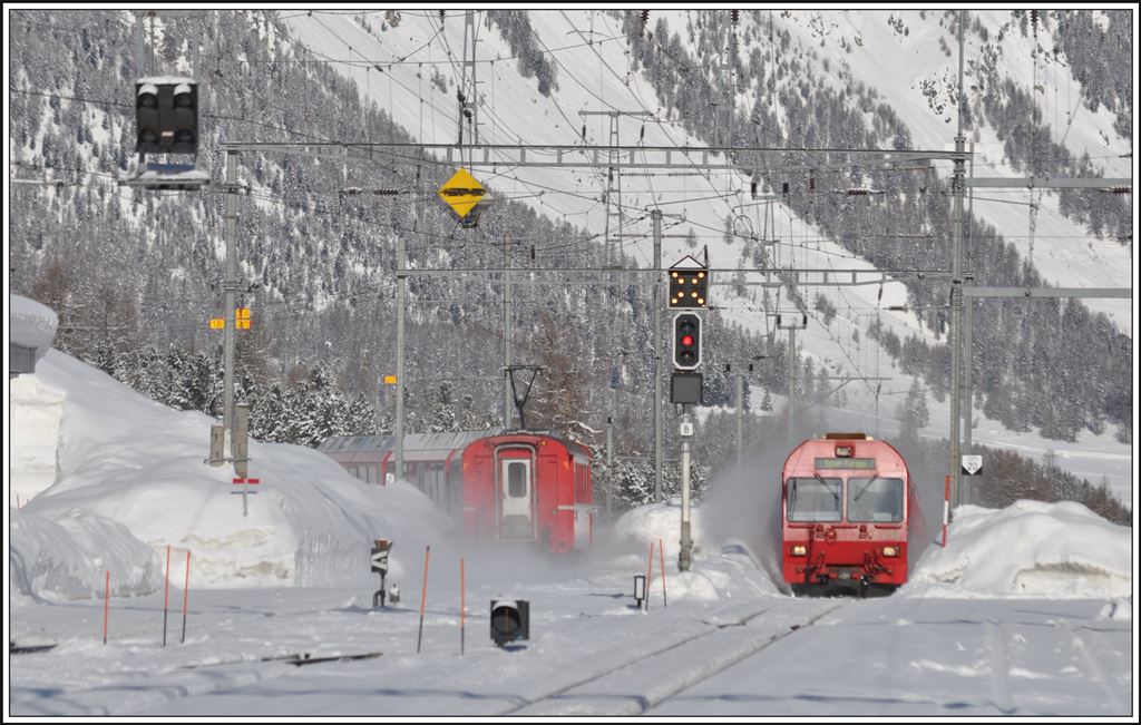 R1613 nach St. Moritz trifft R1921 aus Scuol Tarasp in Pontresina. (22.02.2014)