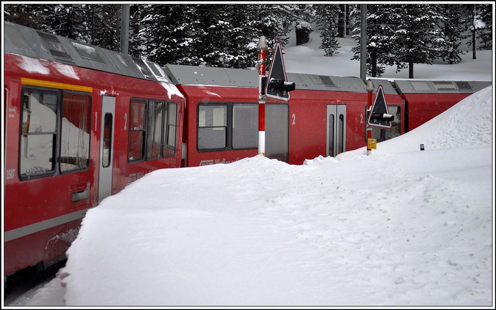 R1617 mit Allegra 3503 in der berühmten Montebellokurve, wo die Bernina-Passstrasse in einer engen Kurve gekreuzt wird. (05.02.2014)