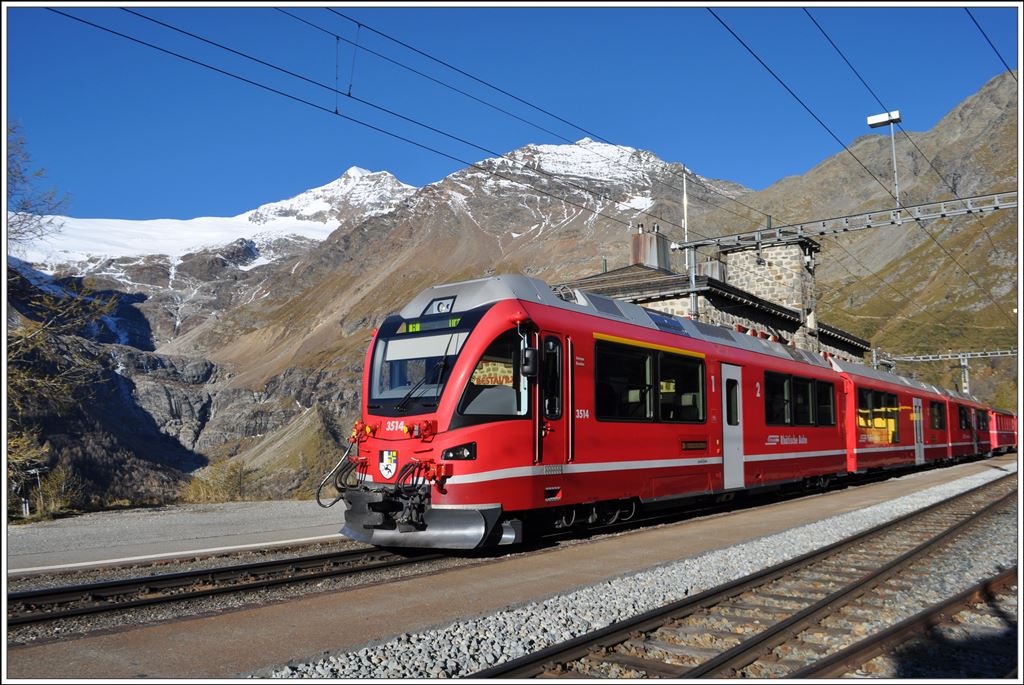 R1617 mit Allegra 3514 in Alp Grüm mit Palügletscher. (26.10.2014)