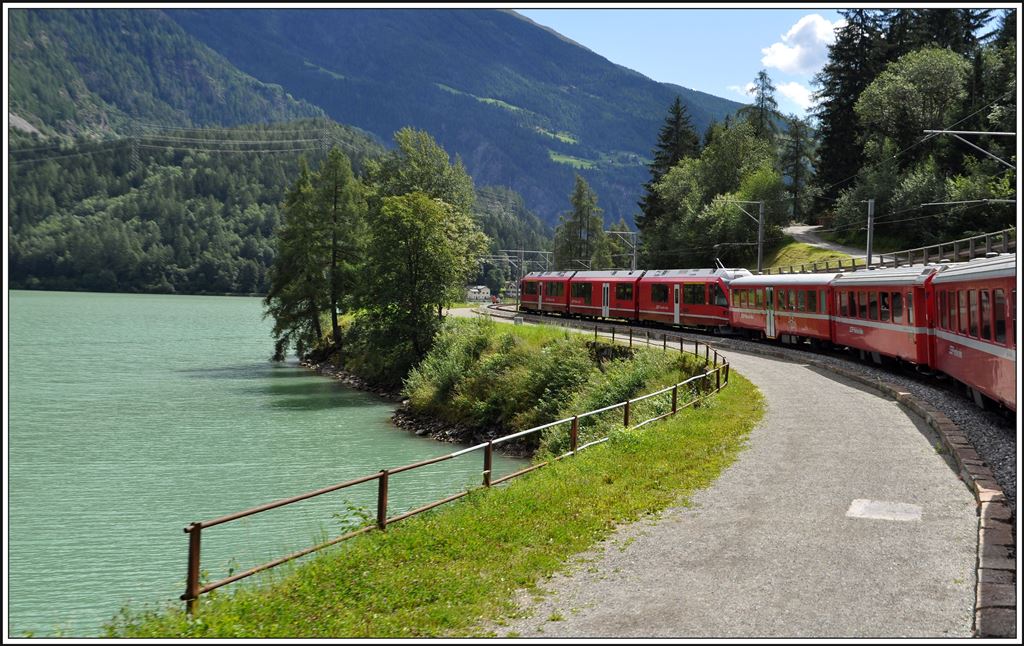 R1621 am Ufer des Lago di Poschiavo. Die alte Strasse ist heute ein beliebter Spazierweg, wobei letztes Jahr auch ein aus Italien eingewandeter Braunbär den Wanderweg entdeckt hat.(21.08.2014)