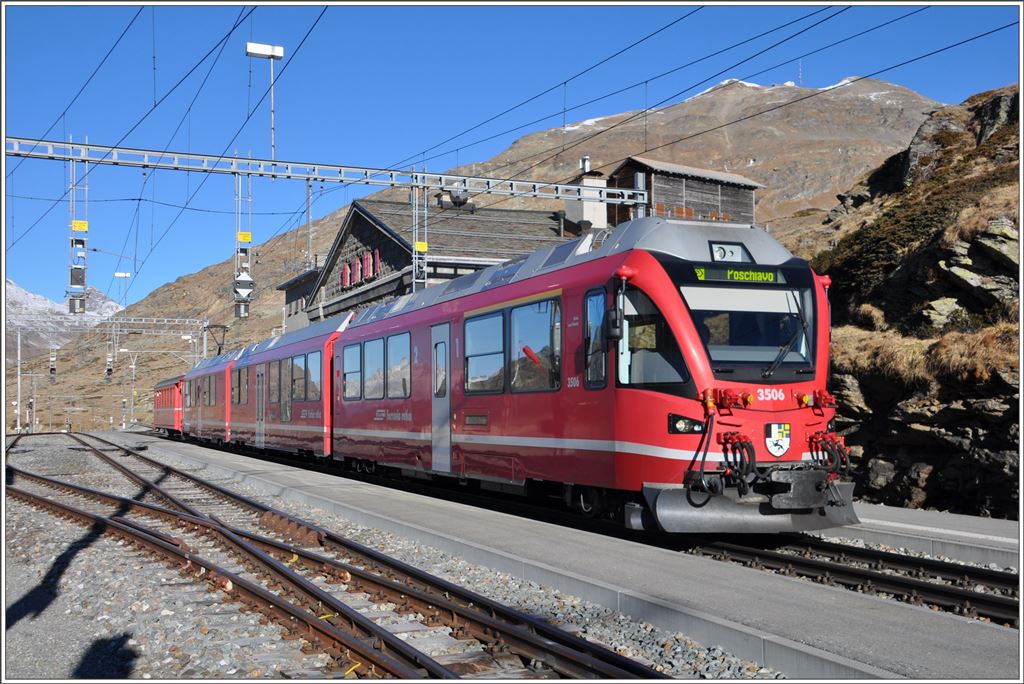 R1621 mit ABe 8/12 3506 im ebenfalls schneelosen Ospizio Bernina auf 2253m ü/M. (10.12.2015)