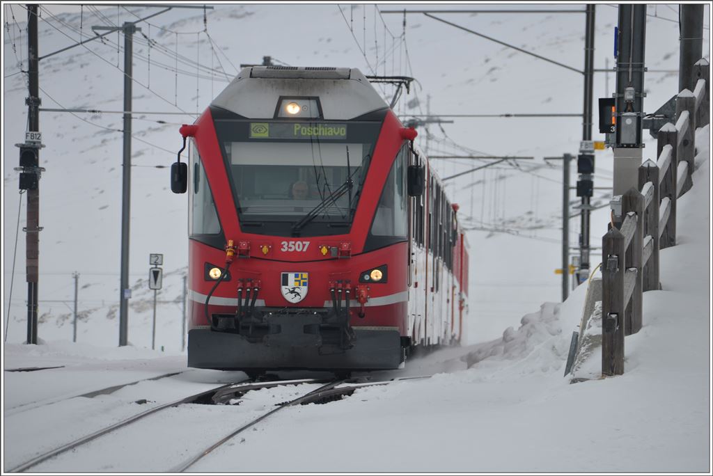 R1621 mit ABe 8/12 3507 in Ospizio Bernina. (25.02.2016)