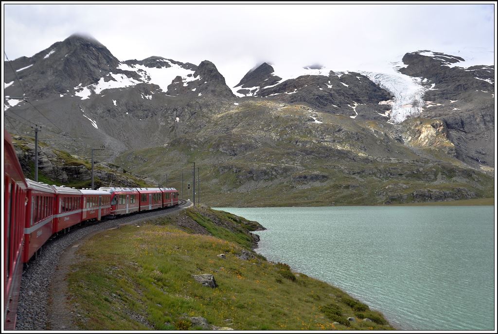 R1621 mit einem ABe 8/12 kurz vor Ospizio Bernina mit Lago Bianco und Cambrenagletscher. (21.08.2014)