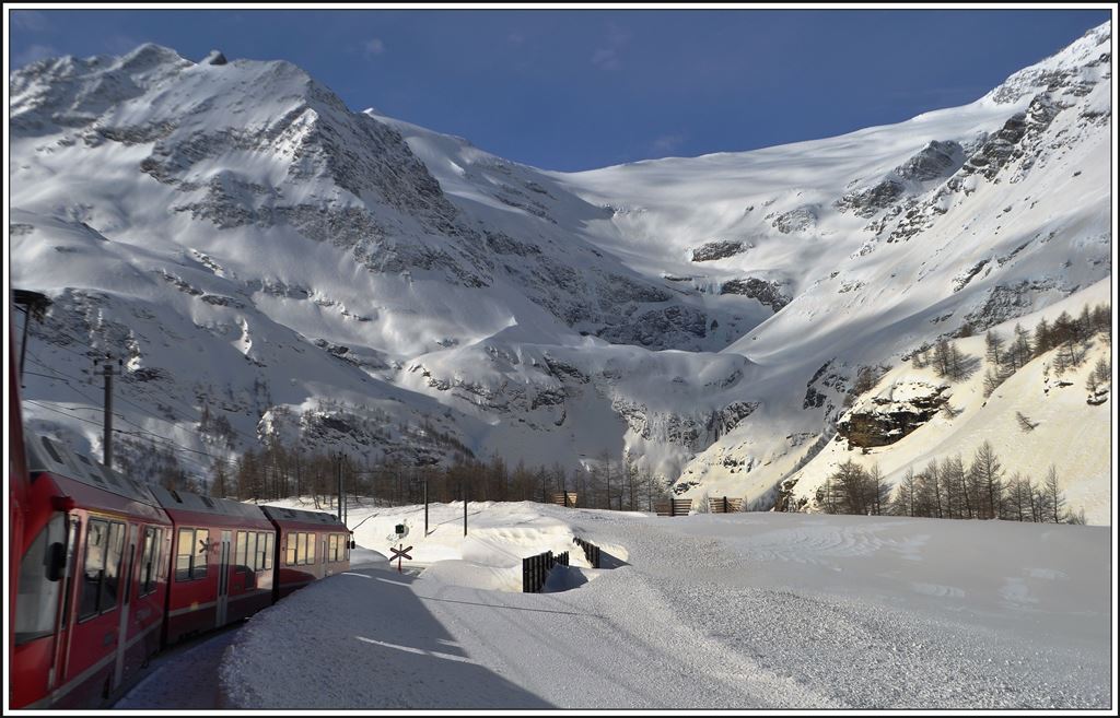 R1621 oberhalb Alp Grüm mit dem Palügletscher. (21.02.2014)