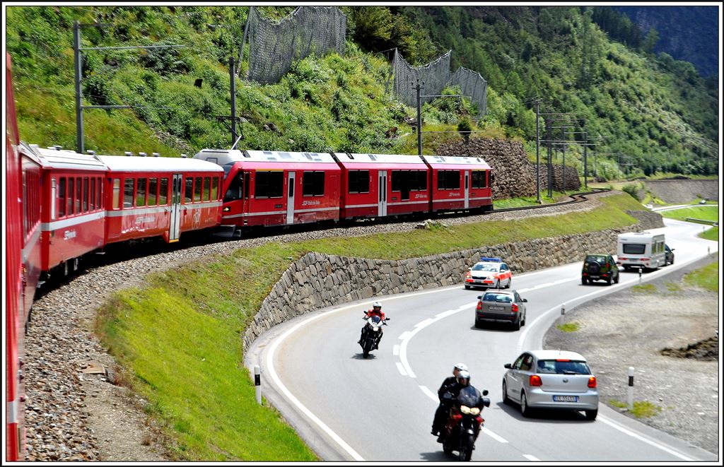 R1621 zwischen Miralago und Brusio. Wenn während der Sommermonate die Fuorcla di Livigno geöffnet ist, wird das Puschlav zur Durchgangsstrasse für Italiener zum Zollausschussgebiet Livigno und muss einen starken Transitverkehr ertragen, (21.08.2014)