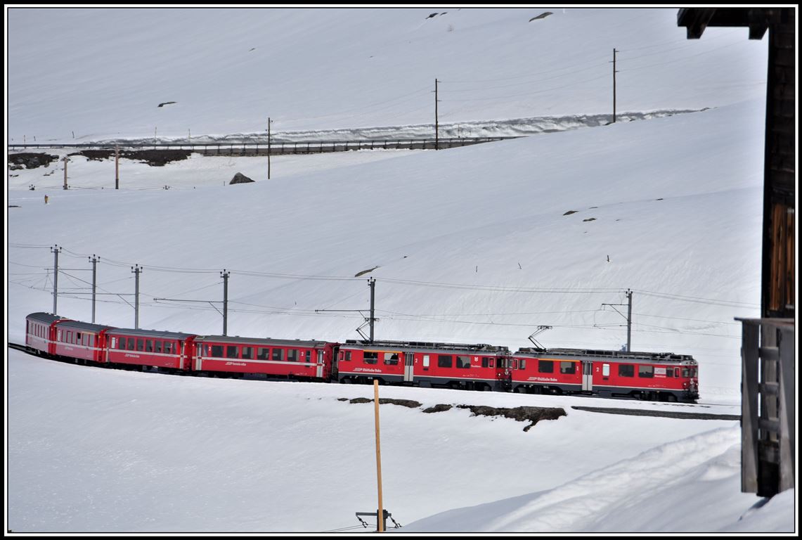 R1625 mit ABe 4/4 III 55  Diavolezza  und 51  Poschiavo  zwischen Bernina Lagalb und Ospizio Bernina. (17.04.2019)