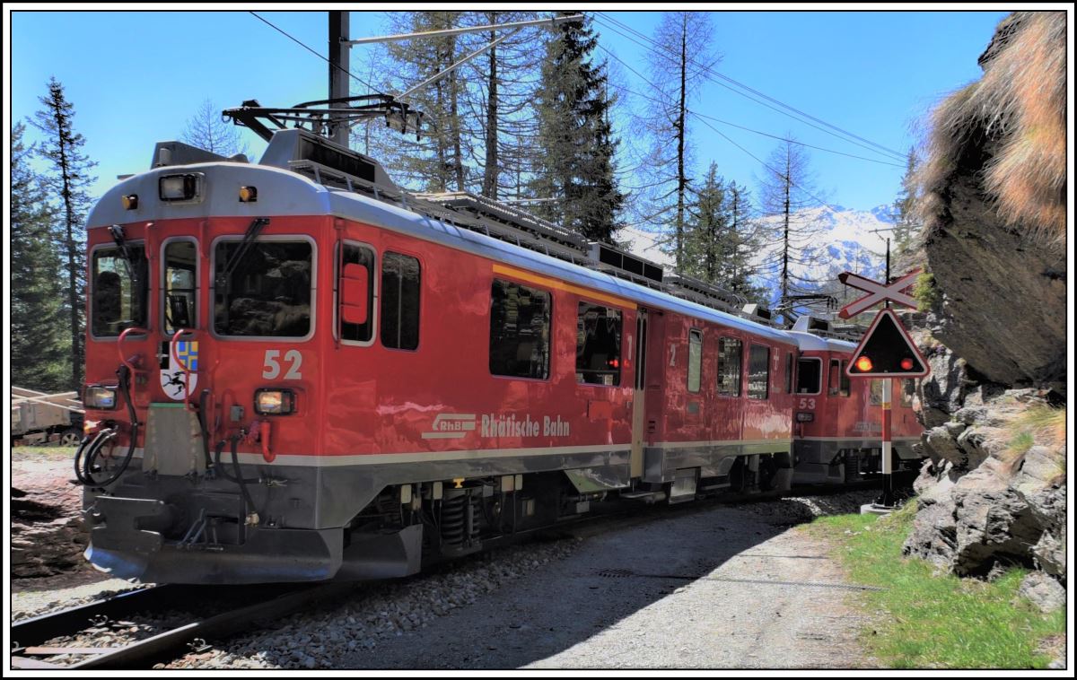 R1625 mit ABe 4/4 III 53  Tirano  und 52  Brusio  verlassen beim Gletschergarten die Ebene von Cavaglia und fahren talwärts nach Poschiavo. (07.05.2020)