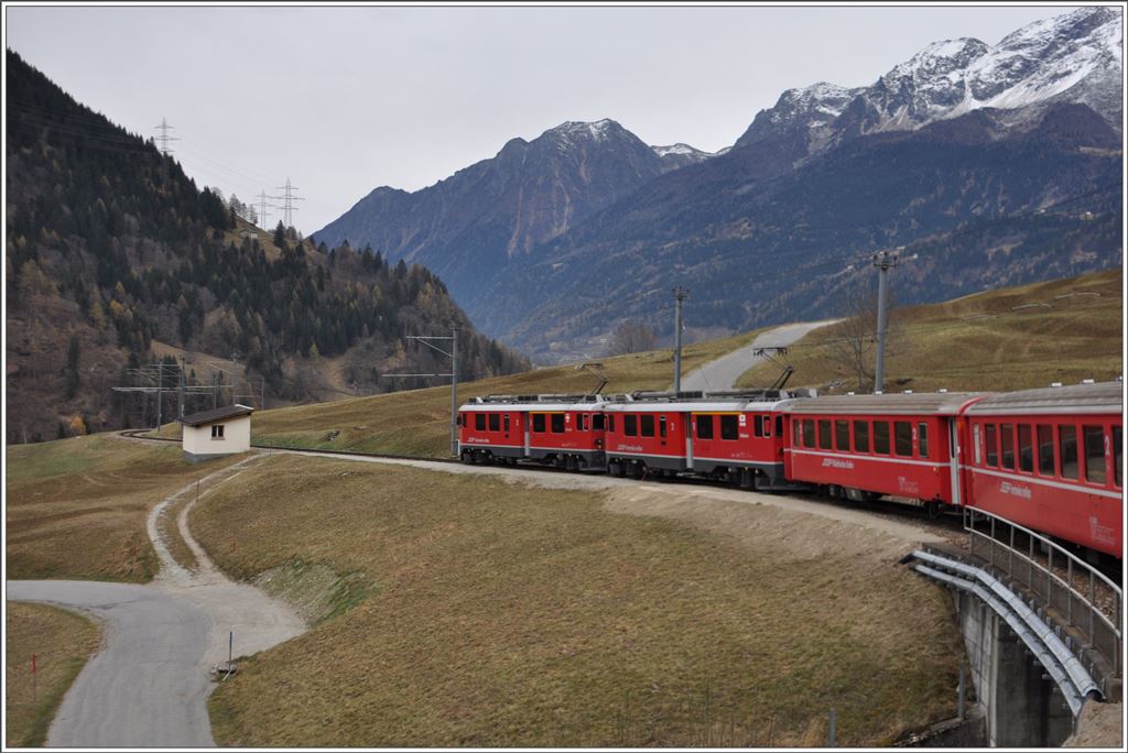 R1625 mit ABe 4/4 III 52  Brusio  und 54  Hakone  in Privilasco. (28.11.2015)