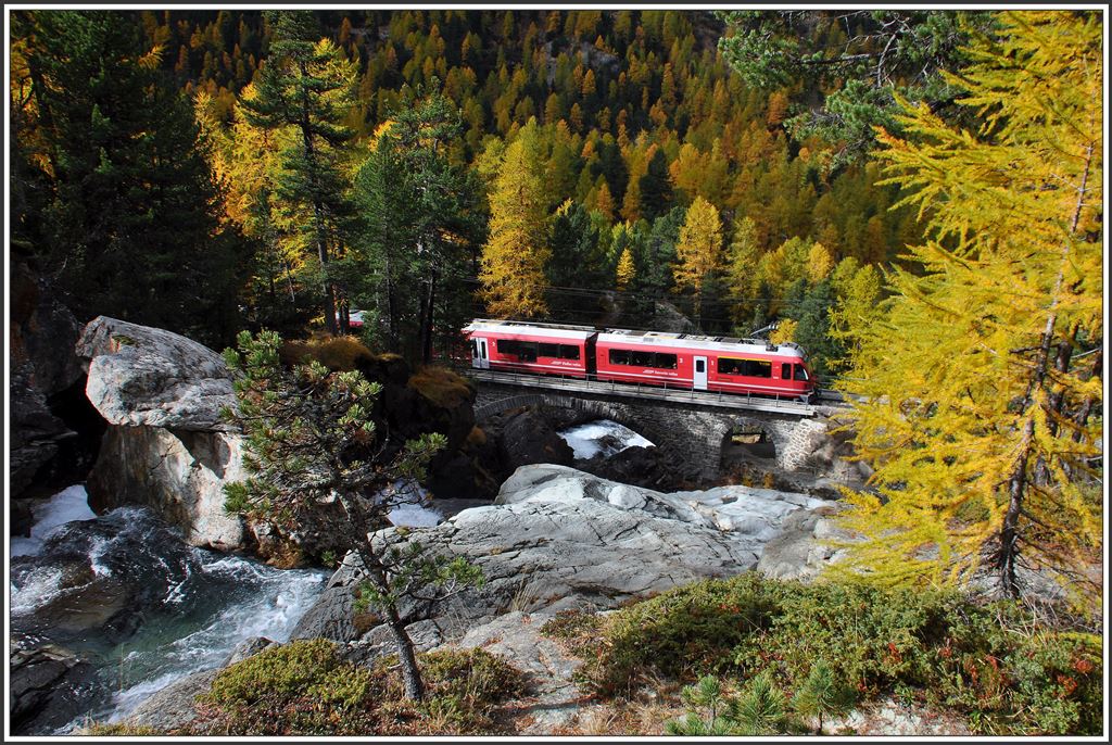R1625 mit ABe 8/12 3506 auf der Brücke Ova da Bernina bei Morteratsch. (08.10.2015)