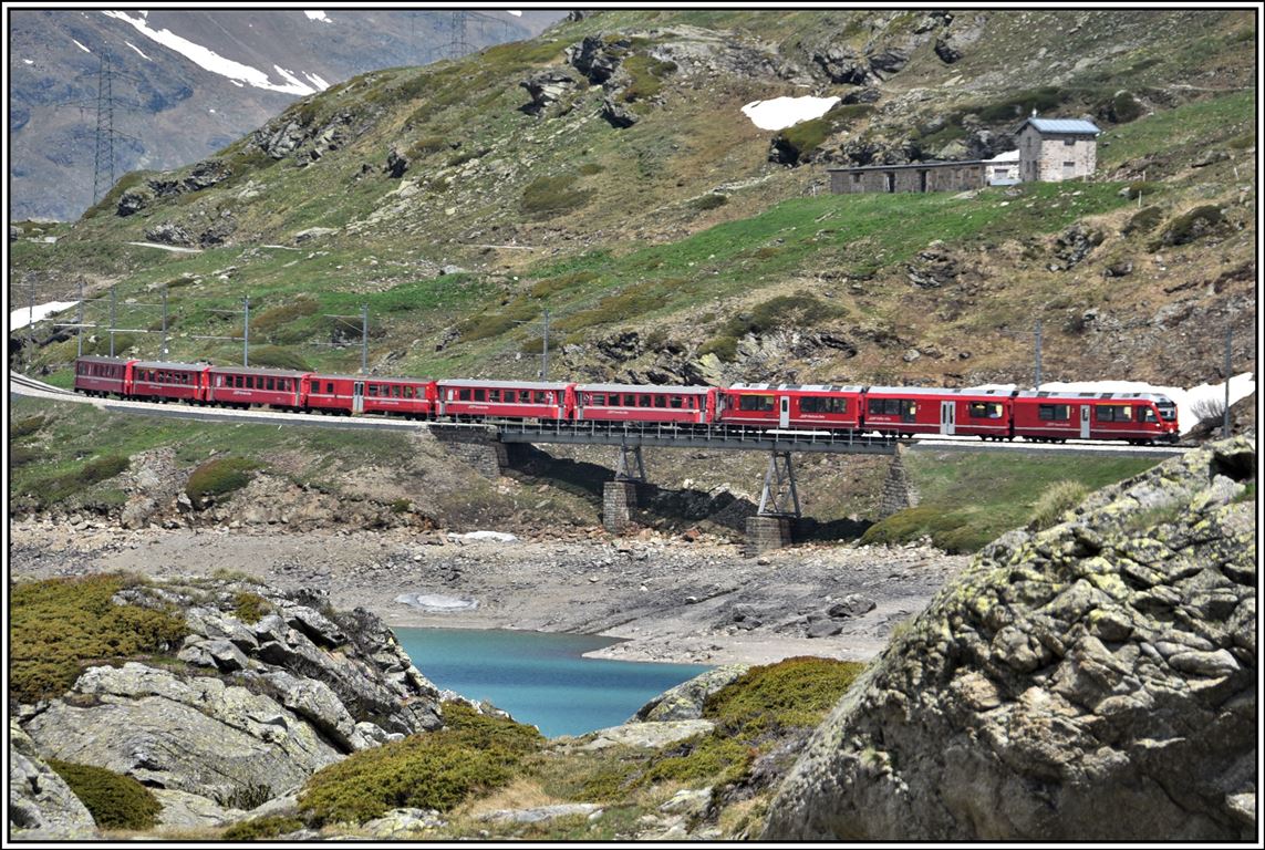 R1625 mit ABe 8/12 3513 auf der Brücke am See bei Ospizio Bernina 2253m. (19.06.2019)