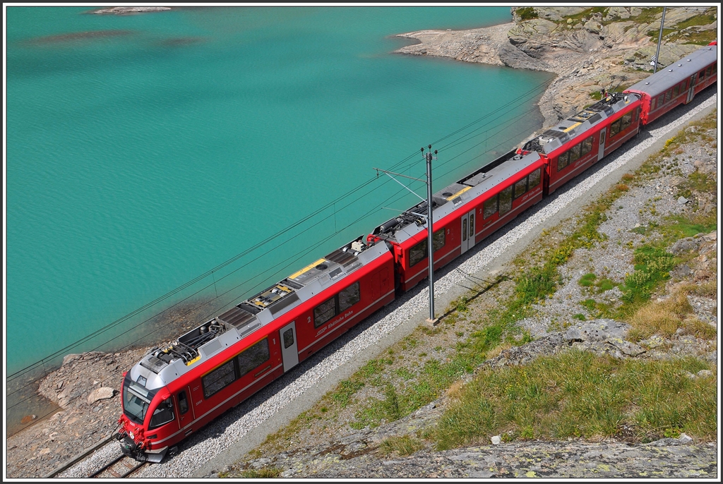 R1625 mit Allegra ABe 8/12 3501 zwischen Ospizio Bernina und Alp Grüm am Ufer des Lago Bianco. (27.07.2015)