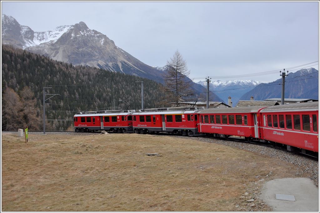 R1625 mit den beiden ABe 4/4 III 52  Brusio  und 54  Hakone  auf der Alpe La Dota oberhalb Cavaglia. (28.11.2015)