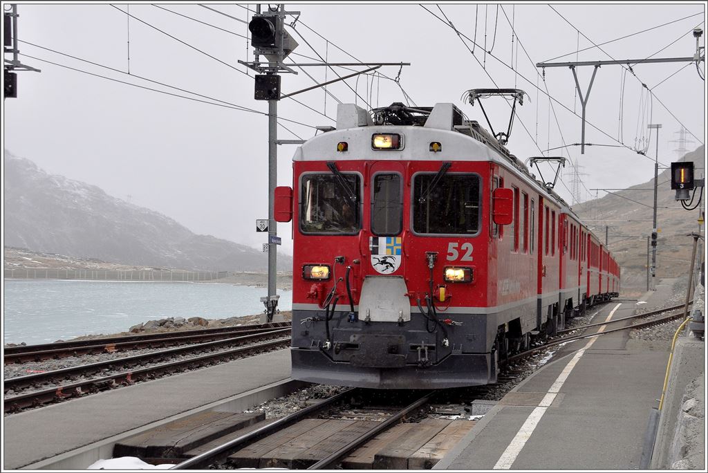 R1625 mit den beiden ABe 4/4 III 52  Brusio  und 54  Hakone  in Ospizio Bernina. (28.11.2015)