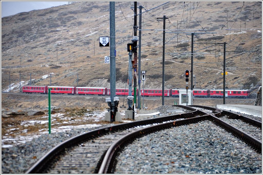 R1625 mit den beiden ABe 4/4 III 52  Brusio  und 54  Hakone  nähert sich Ospizio Bernina. (28.11.2015)