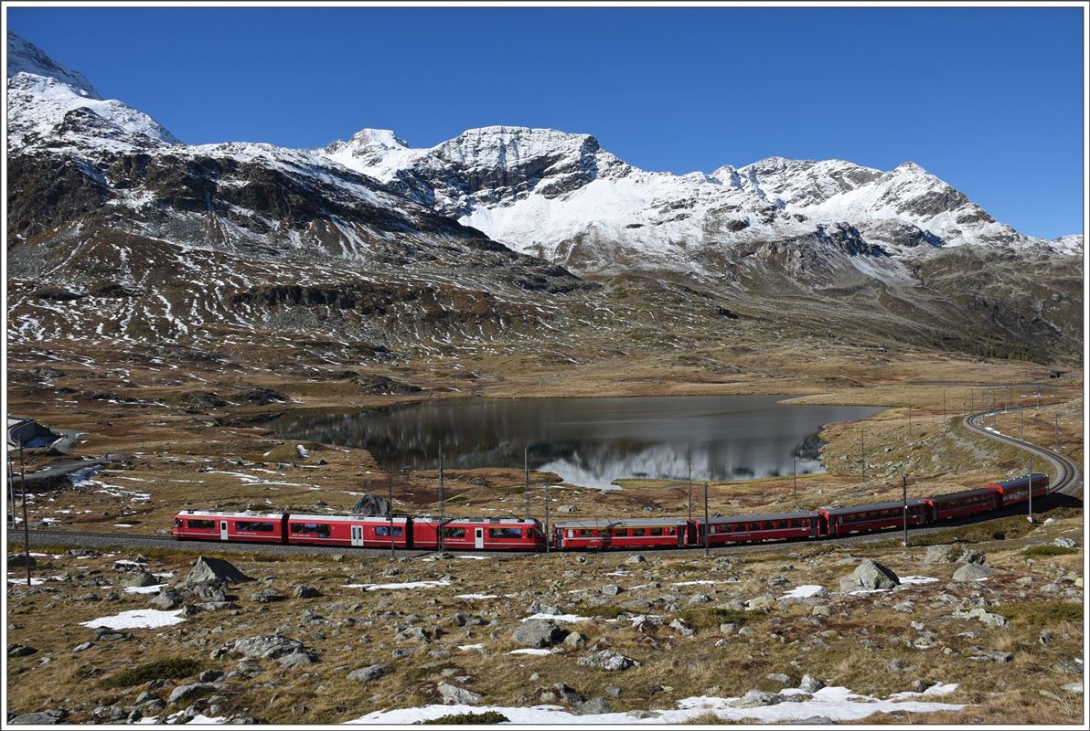 R1625 mit einem ABe 8/12 am Lej Nair, dem schwarzen See zwischen Lagalb und Ospizio Bernina. (16.10.2016)