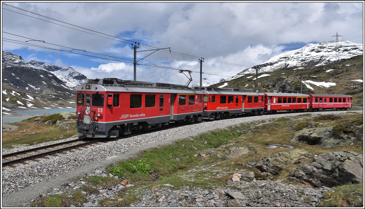R1625 nach Campocologno am Lago Bianco mit ABe 4/4 III 52  Brusio  und 56  Corviglia . (09.06.2020)
