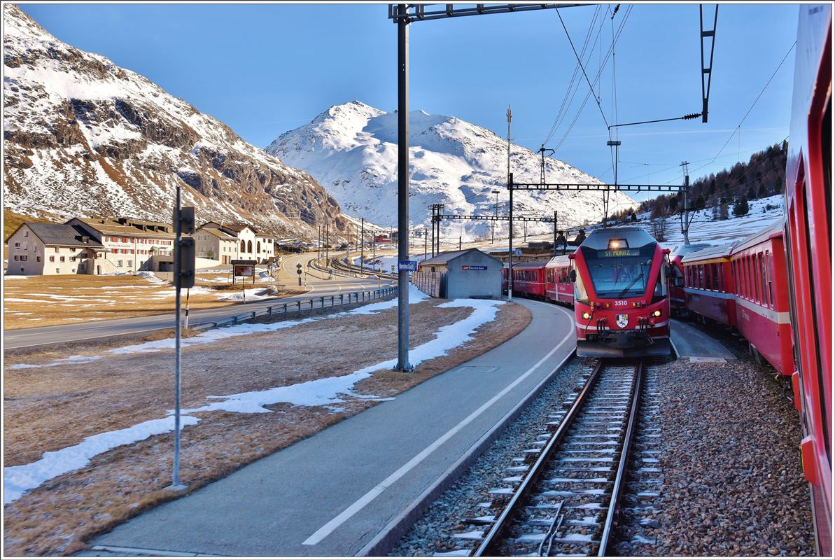 R1629 kreuzt den verspäteten R1640 mit ABe 8/12 3510 in Bernina Suot. (07.12.2016)