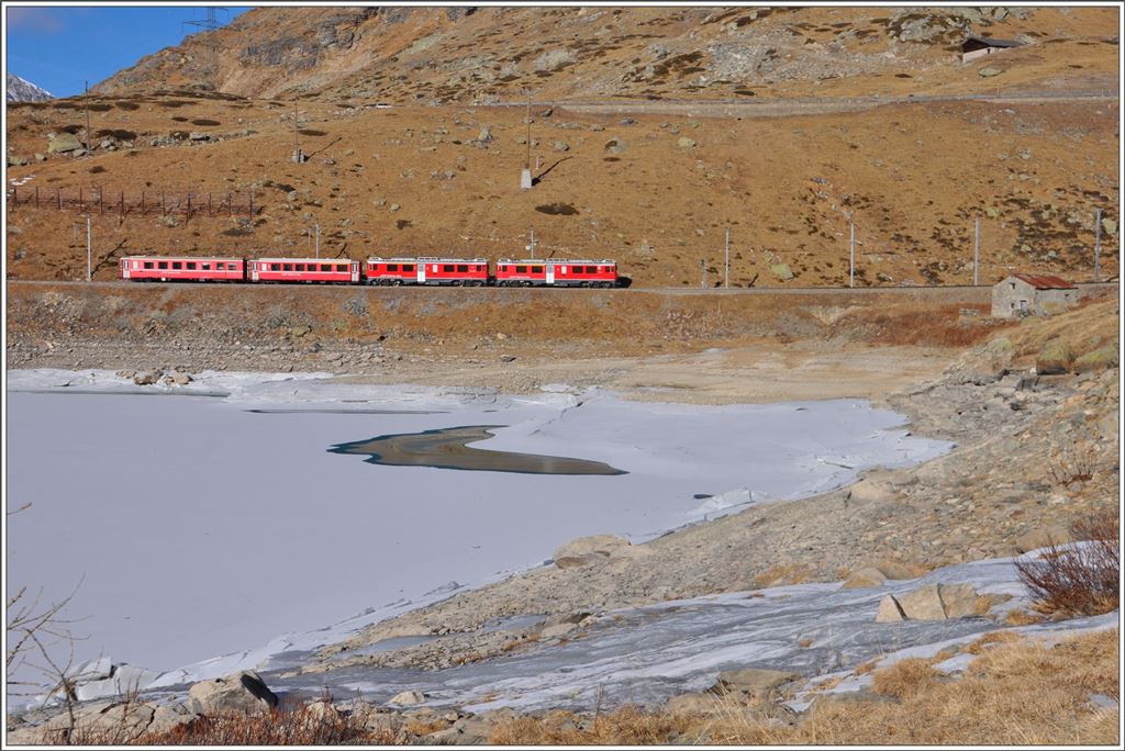 R1629 mit den ABe 4/4 III 53  Tirano  und 56  Corviglia  am Lago Bianco auf dem Berninapass. (17.12.2015)