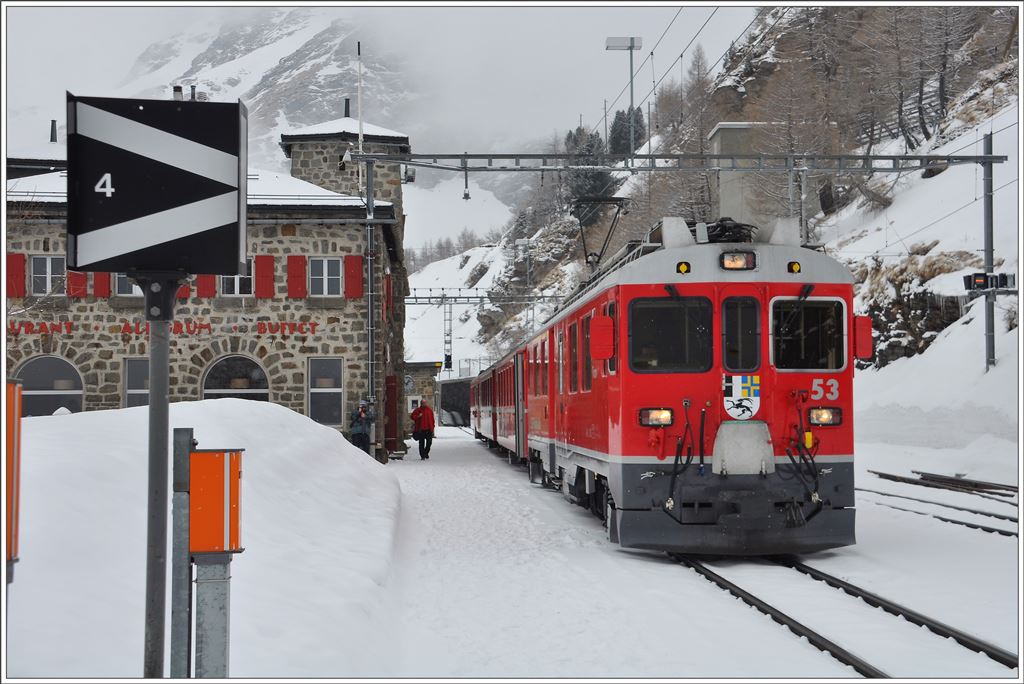 R1629 mit ABe 4/4 III 53  Tirano  beim  Espresso  Stop in Alp Grüm. (25.02.2016)