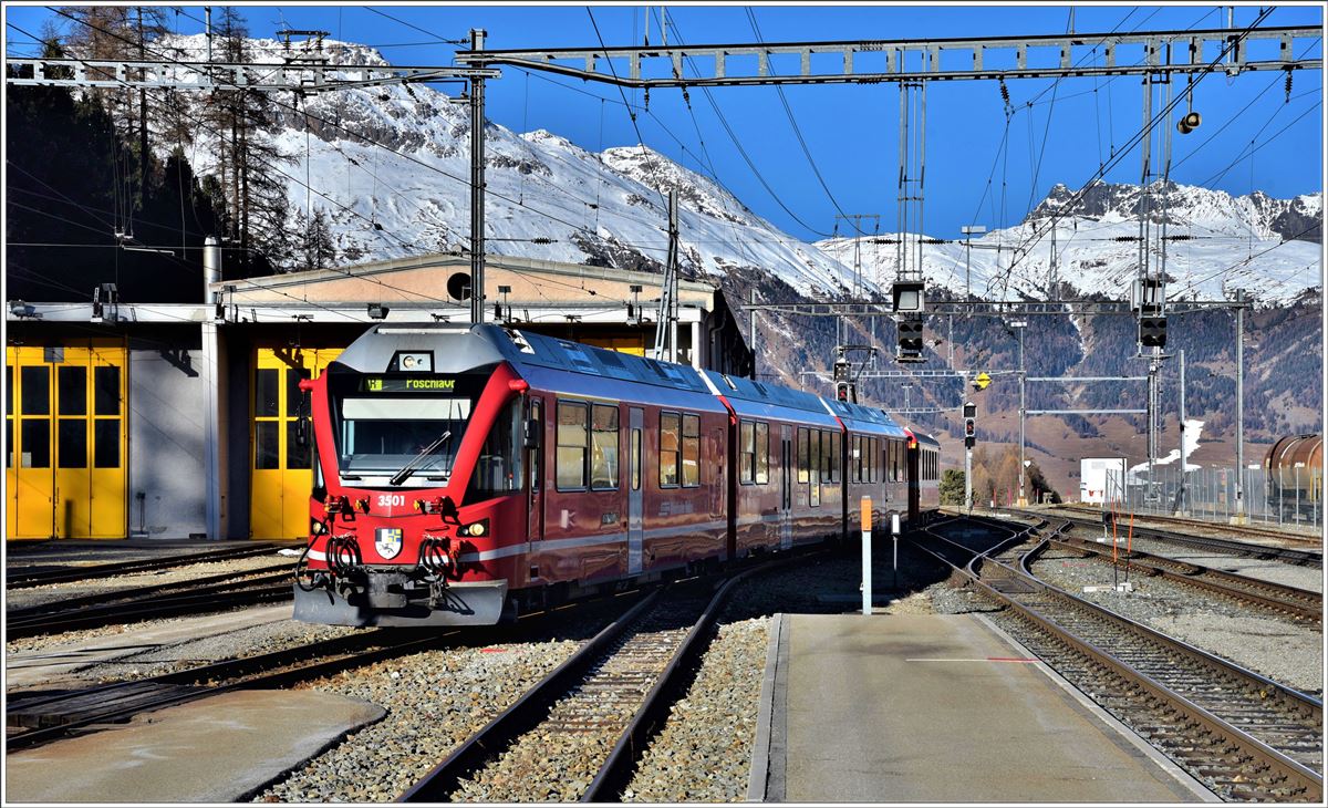 R1629 mit ABe 8/12 3501 von St.Moritz nach Poschiavo trifft in Pontresina ein. (07.12.2016)