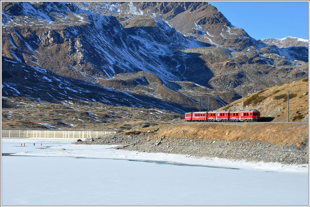 R1629 mit den beiden ABe 4/4 III 53  Tirano  und 56  Corviglia  über dem Lago Bianco bei Ospizio Bernina. (17.12.2015)