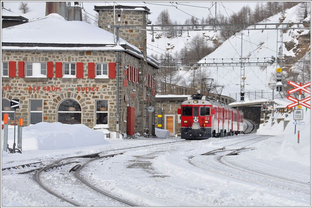 R1629 mit den beiden ABe 4/4 III 53  Tirano  und 56  Corviglia  erreichen Alp Grüm. (14.01.2016)