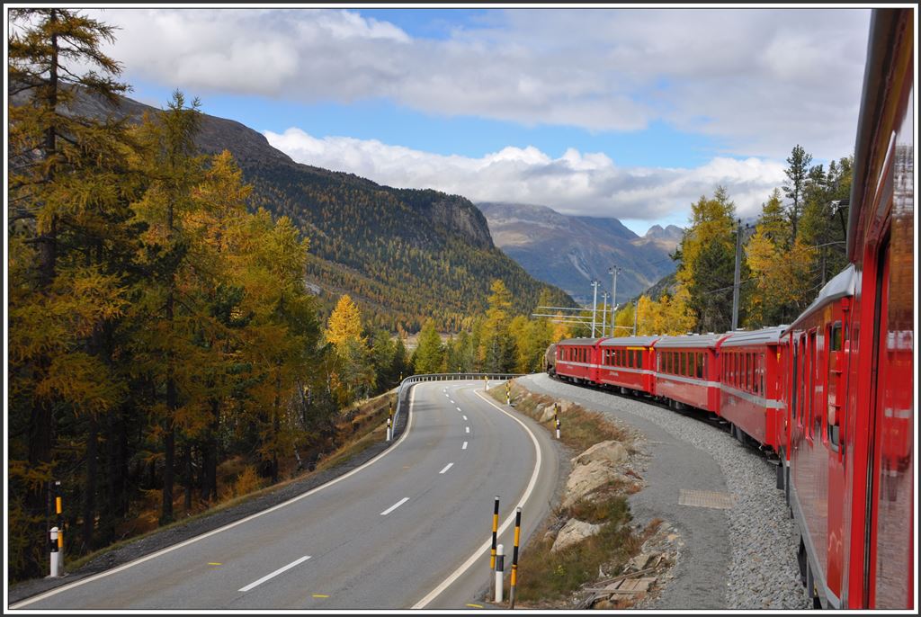 R1629 oberhalb Morteratsch im Herbstwald mit Blick Richtung Pontresina. (08.10.2015)