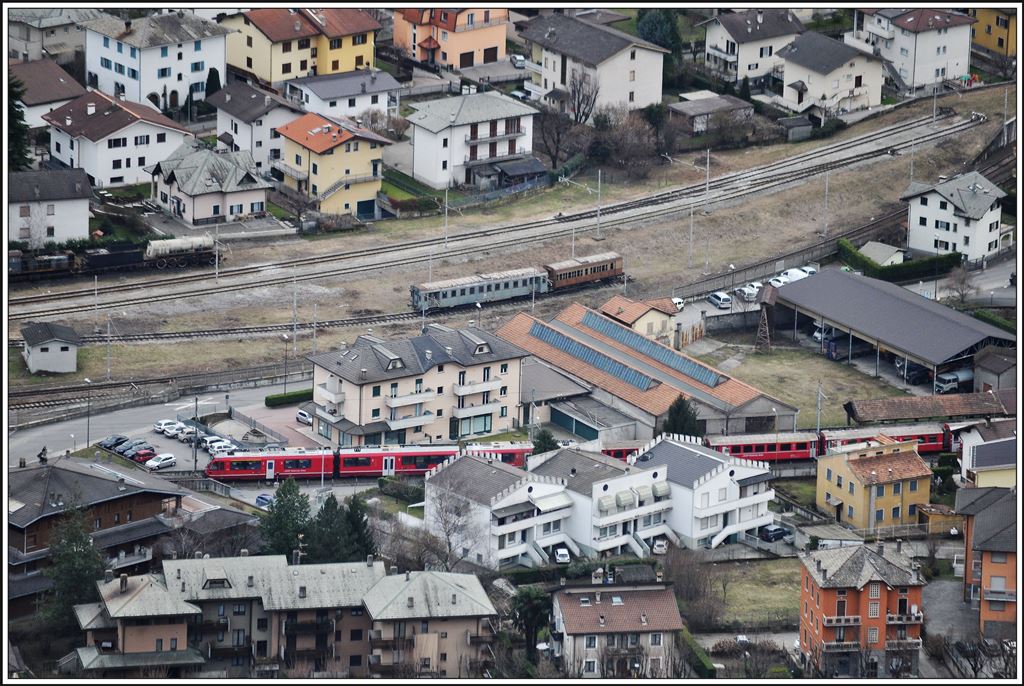 R1633 aus St.Moritz fährt in Tirano ein, während im Normalspurteil des Bahnhofs einige Relikte aus vergangener Zeit vor sich hinrosten. (21.02.2014)