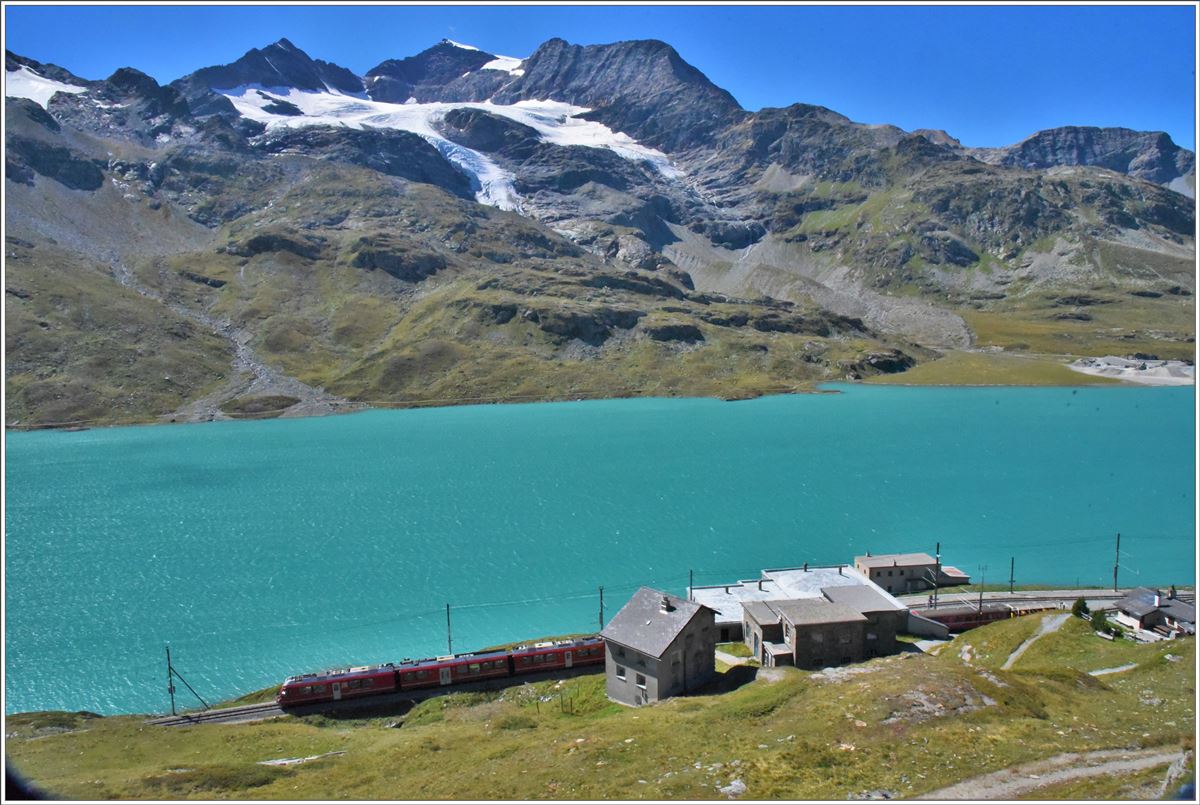 R1633 beim Halt in Ospizio Bernina 2253m mit Blick auf den Lago Bianco und den Cambenagletscher. (06.09.2016)