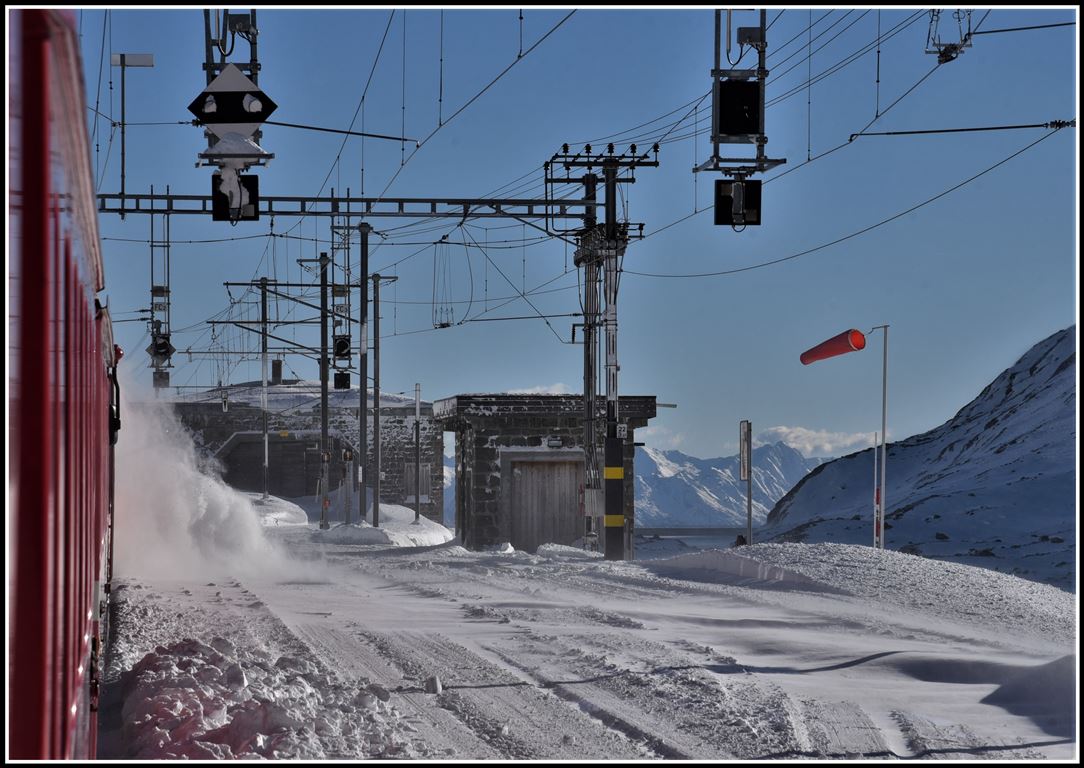 R1633 hat den höchsten Bahnhof der Rhätischen Bahn in Ospizio Bernina auf 2253m erreicht. (11.12.2018)